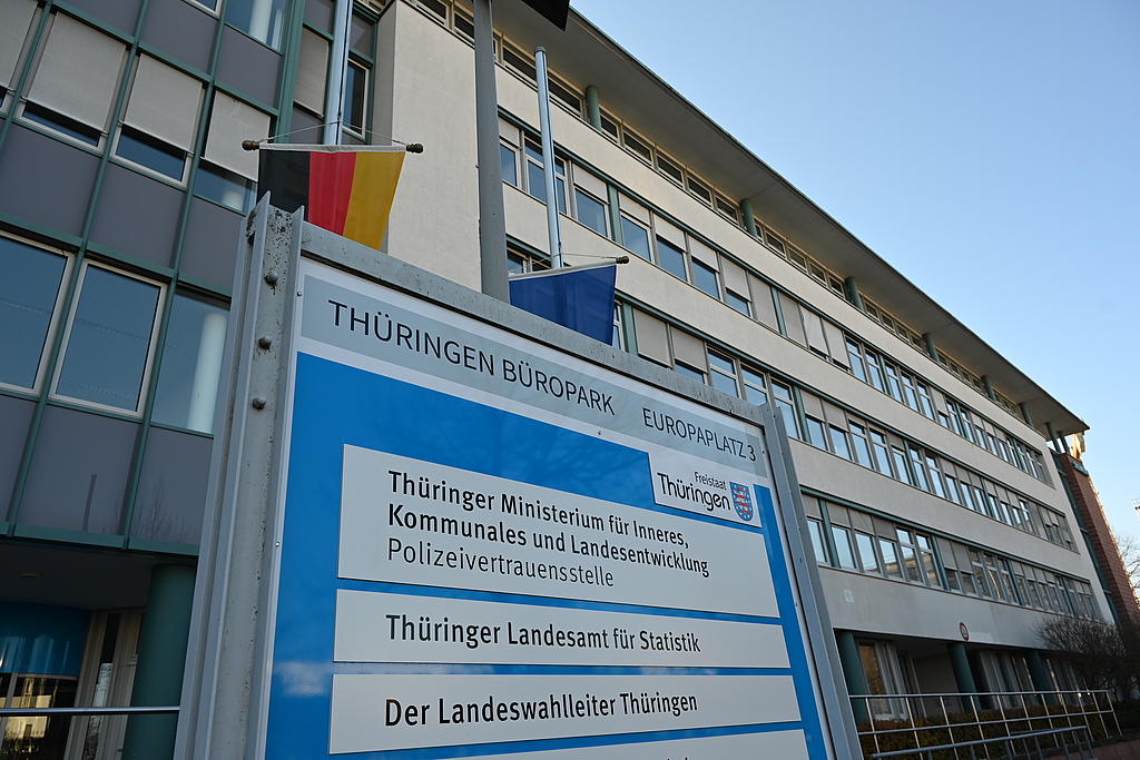 Hinweistafel am Gebäude des TLS