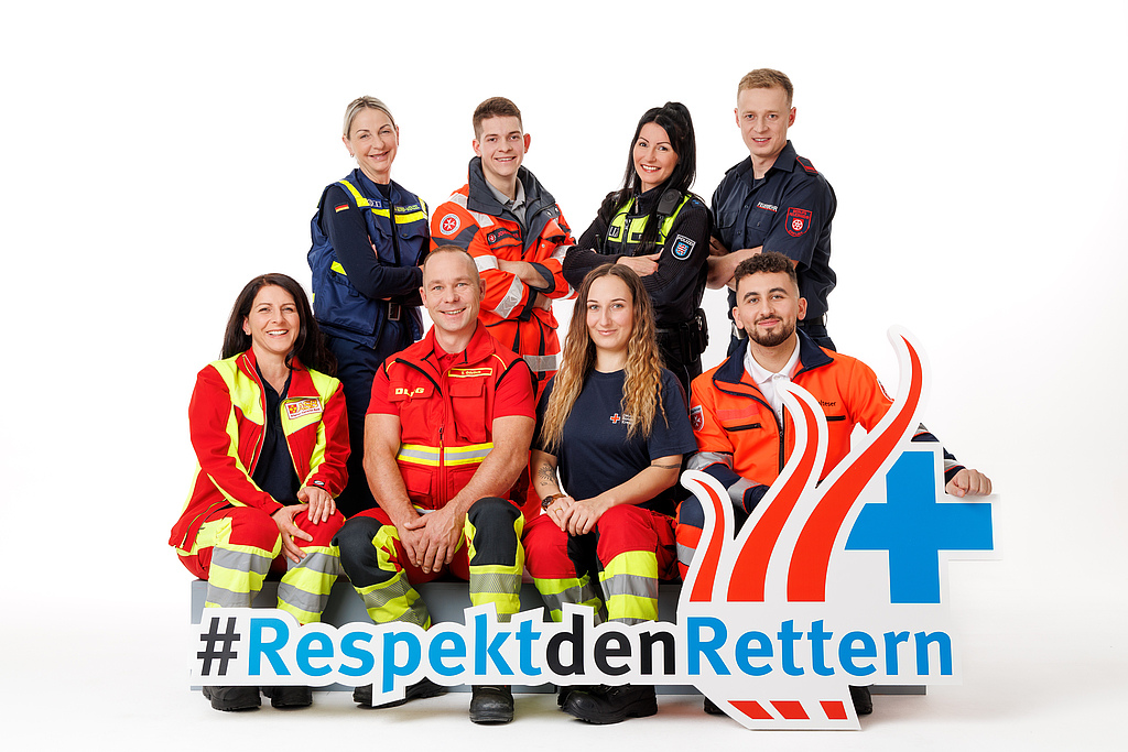 Retter verschiedener Hilfsorganisationen