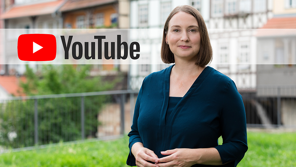 Staatssekretärin Schenk schaut vor der Krämerbrücke
