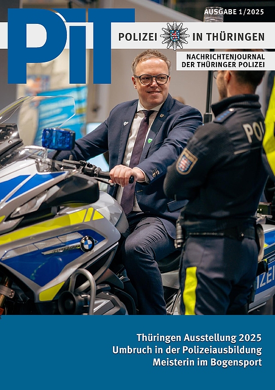 Ministerpräsident sitzt auf Polizeimotorrad