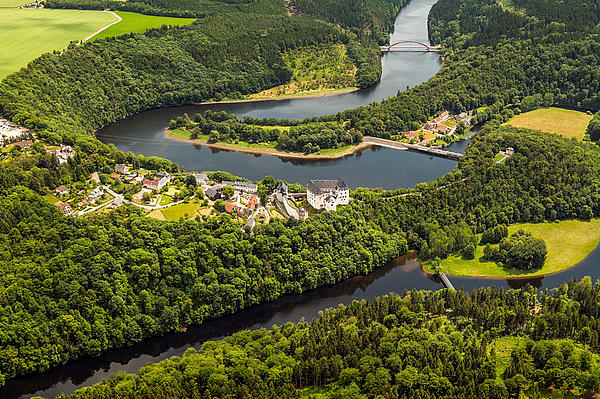 Luftbild der Talsperre Burgkhammer mit Schloss Burgk