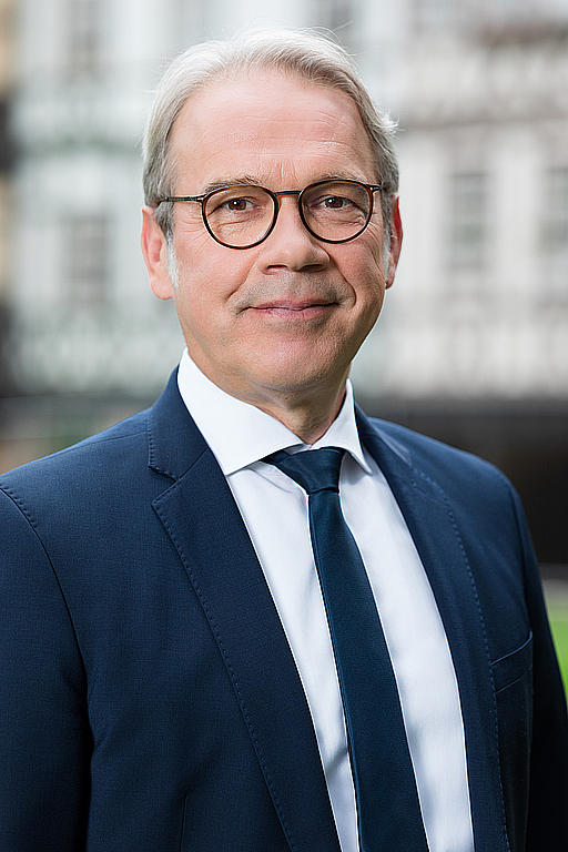 Portrait des Thüringer Ministers für Inneres und Kommunales Georg Maier