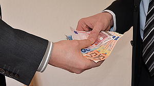 Geld wird überreicht