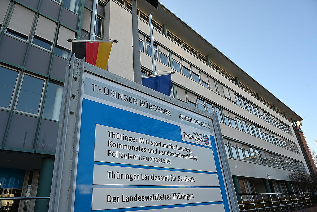 Hinweistafel am Gebäude des TLS